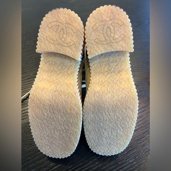 Chanel 20B Beige Black Quilted CC Platform Combat Lace Up Ankle Short Boot - Picture 8 of 8